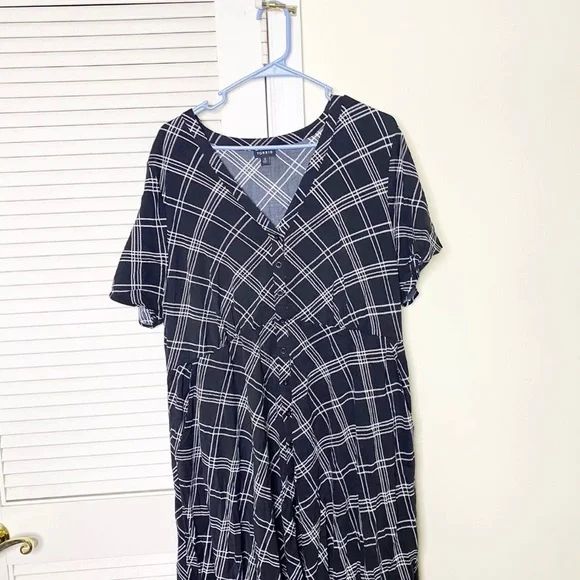 Torrid Asymmetrical Midi Dress Black White Size 2X Womens Elastic Waist - Picture 2 of 8